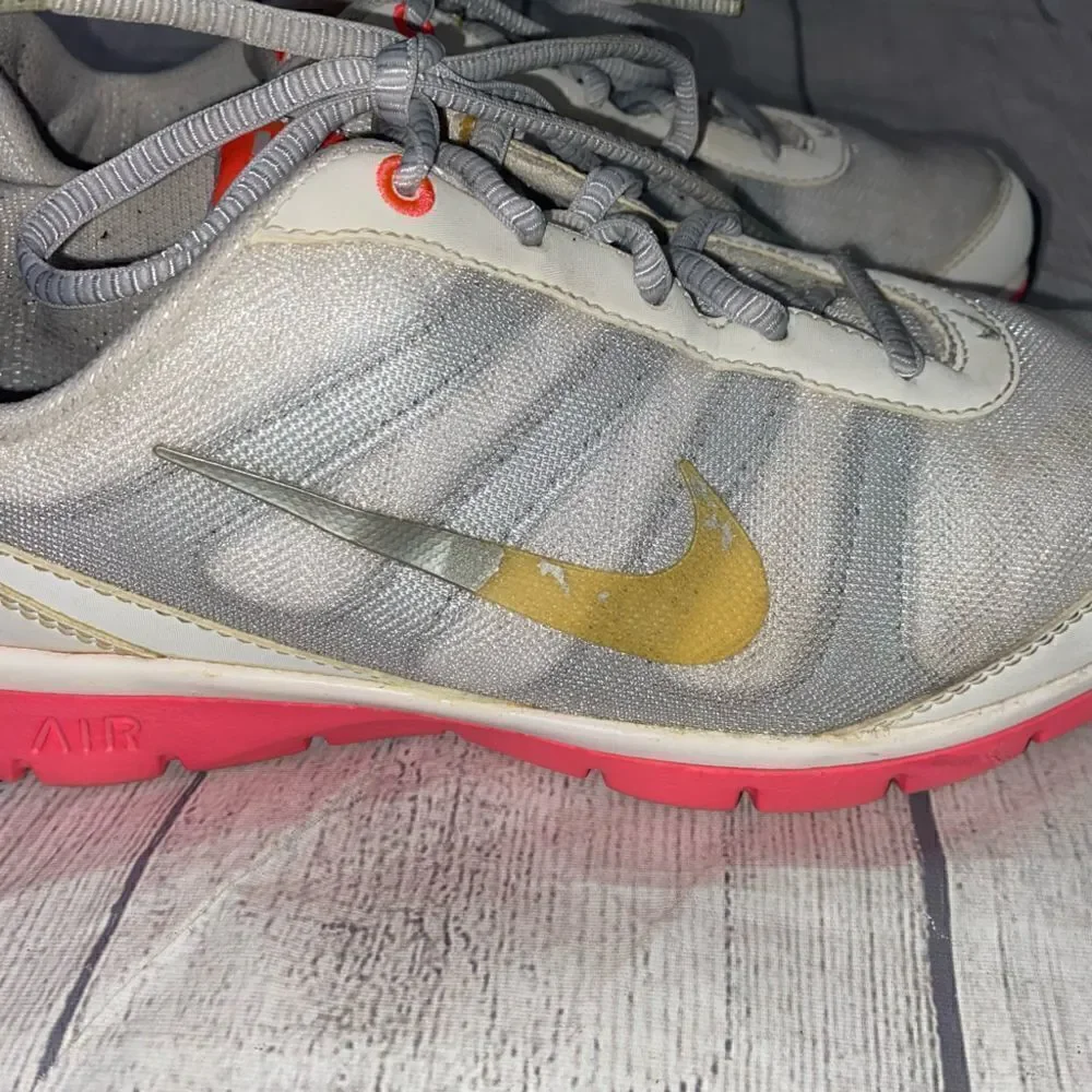 Nike womens training total core shoes white w/silver accents & pink soles sz 7 - Picture 4 of 8